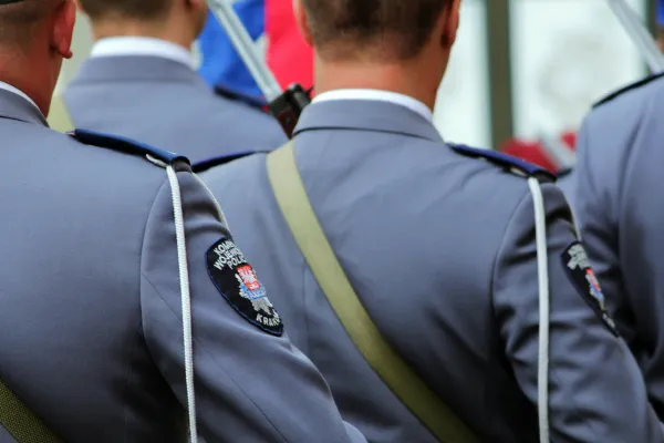 WSA: policjant kontraktowy może ubiegać się o ryczałt za dojazdy. Organ nie może tworzyć dodatkowych wyłączeń
